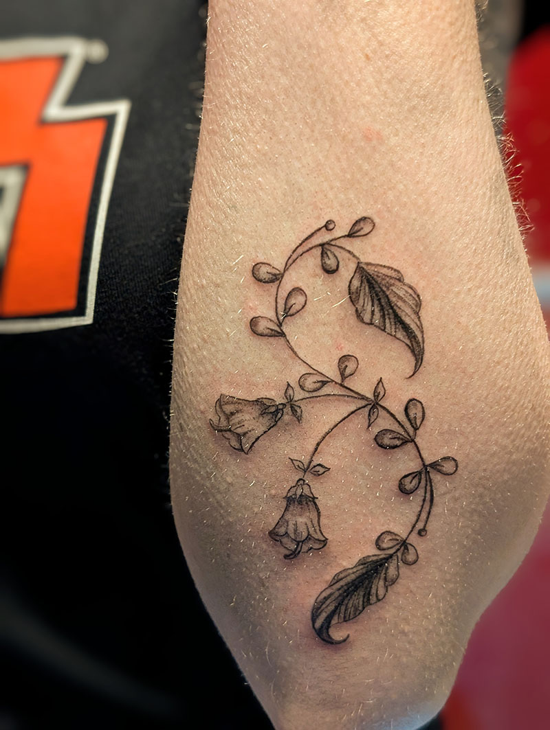 Tatouage fine line plante botanique grimpante