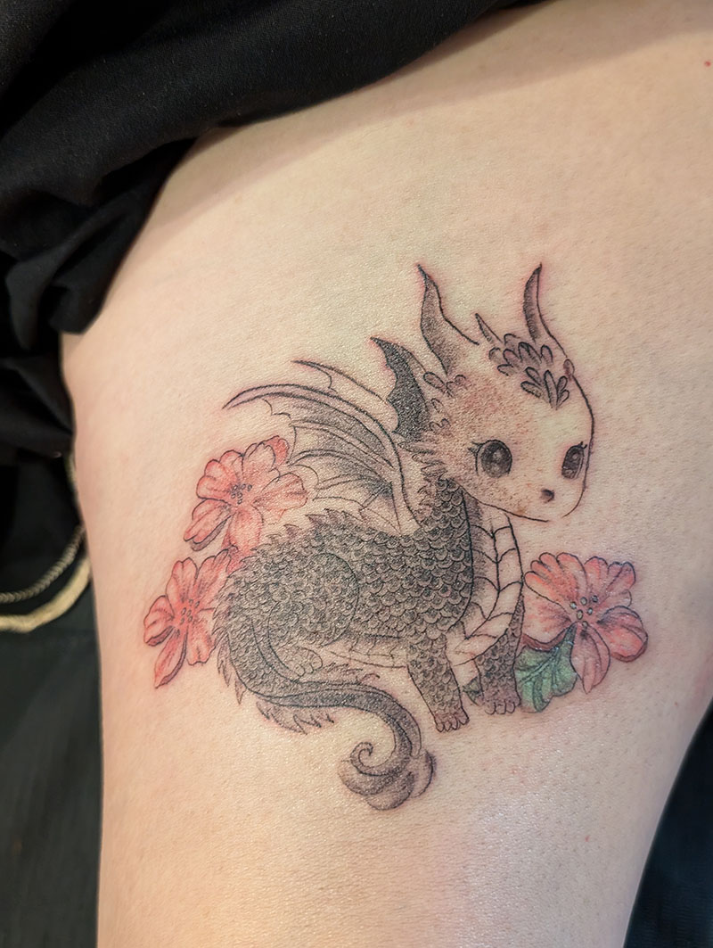 Tatouage dragon kawaii couleur avec fleurs