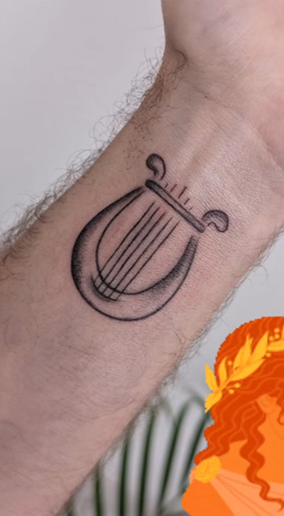 Tatouage blackwork lyre au poignet